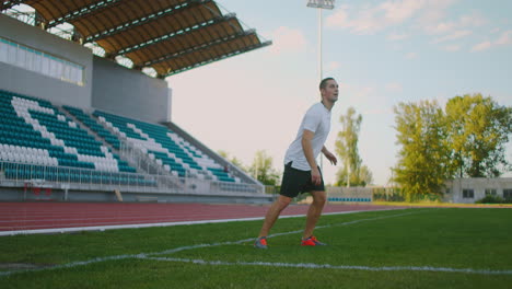 Ein-Fußballspieler-In-Ausrüstung-Auf-Einem-Fußballfeld-In-Der-Nähe-Der-Tribüne-Erhält-Einen-Pass-Und-Rennt-Mit-Einem-Fußball-In-Zeitlupe-Davon